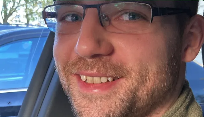 Robert Ort lächelt vom Fahrersitz in die Kamera